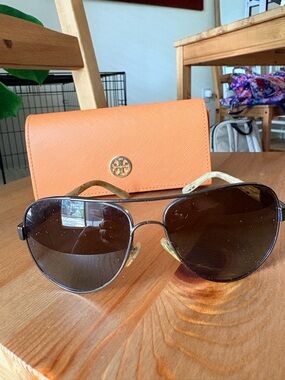 Tory Burch pilot aviator sunglasses. Gunmetal frame w blue/cream. Brown-Lensed